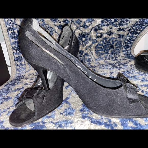 Stuart Weitzman - Picture 3 of 5